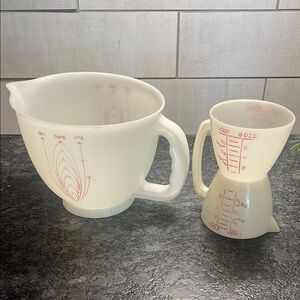Vintage Tupperware White Mixing Bowl and Measuring Cup Set.  Excellent condition